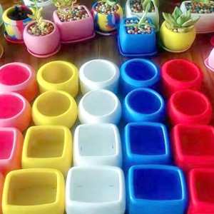 Simple silicone flowerpot